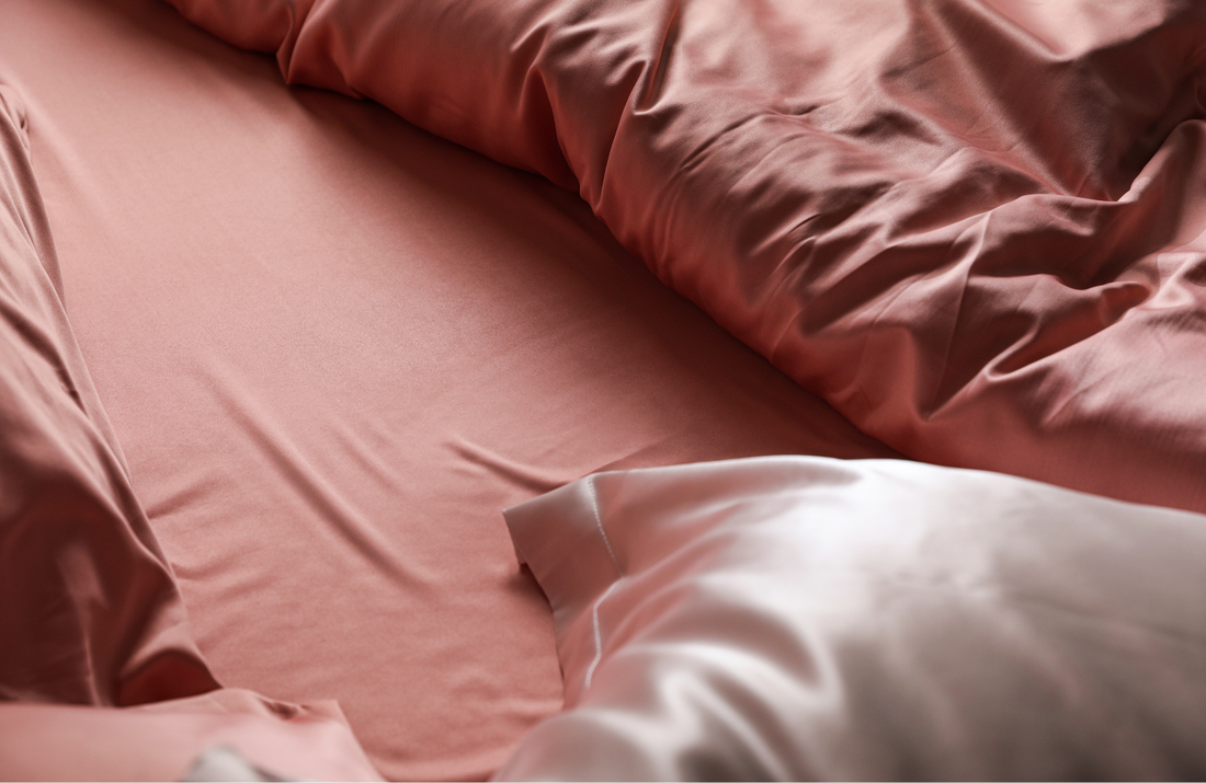 Taie d'oreiller en Satin ou en Soie : Avantages et Inconvénients pour la Peau, les Cheveux et le Sommeil