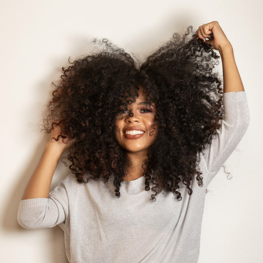 Les Idées Reçues sur les Cheveux Naturels : Distinguer le Vrai du Faux !